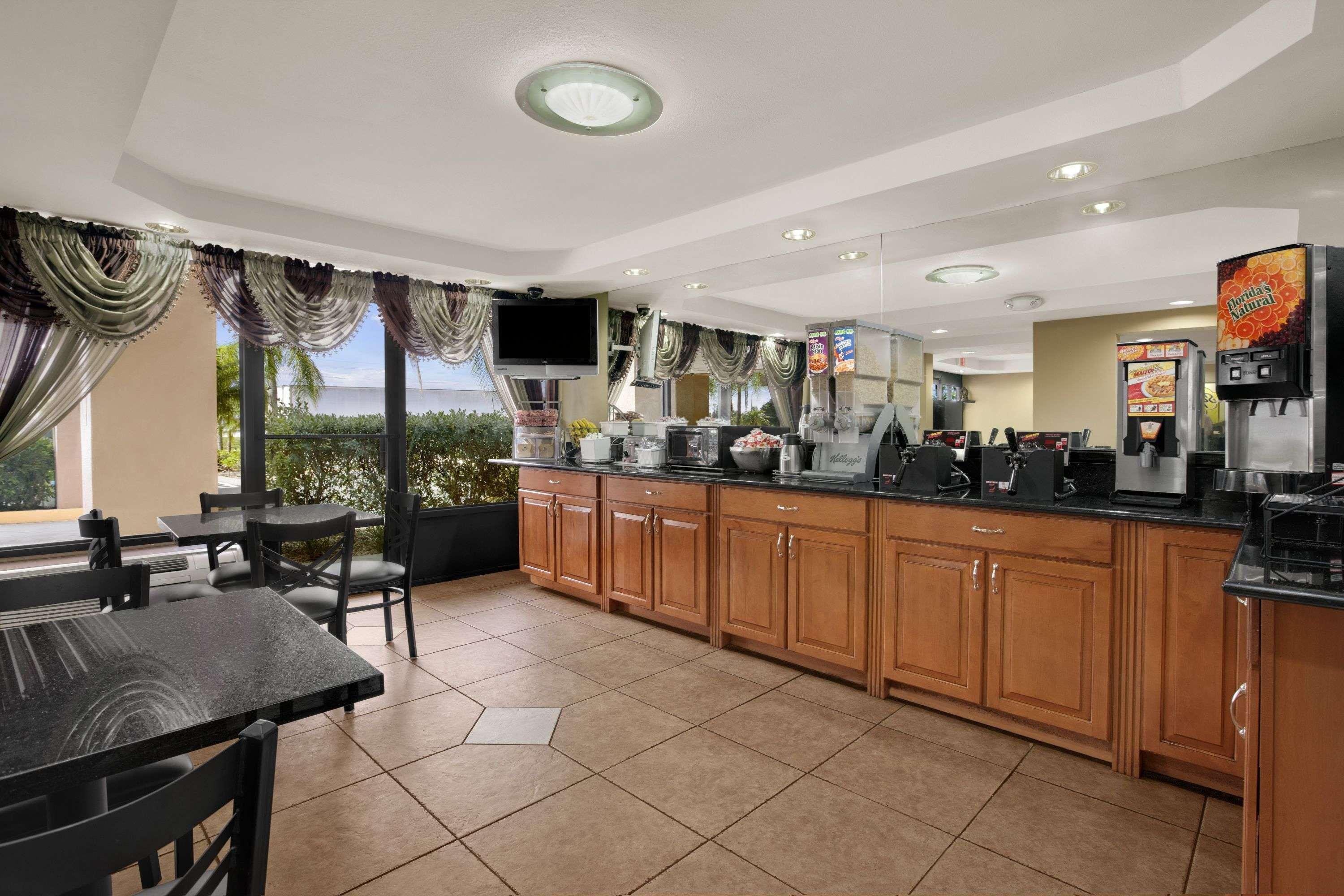 Super 8 By Wyndham Fort Myers Exterior foto