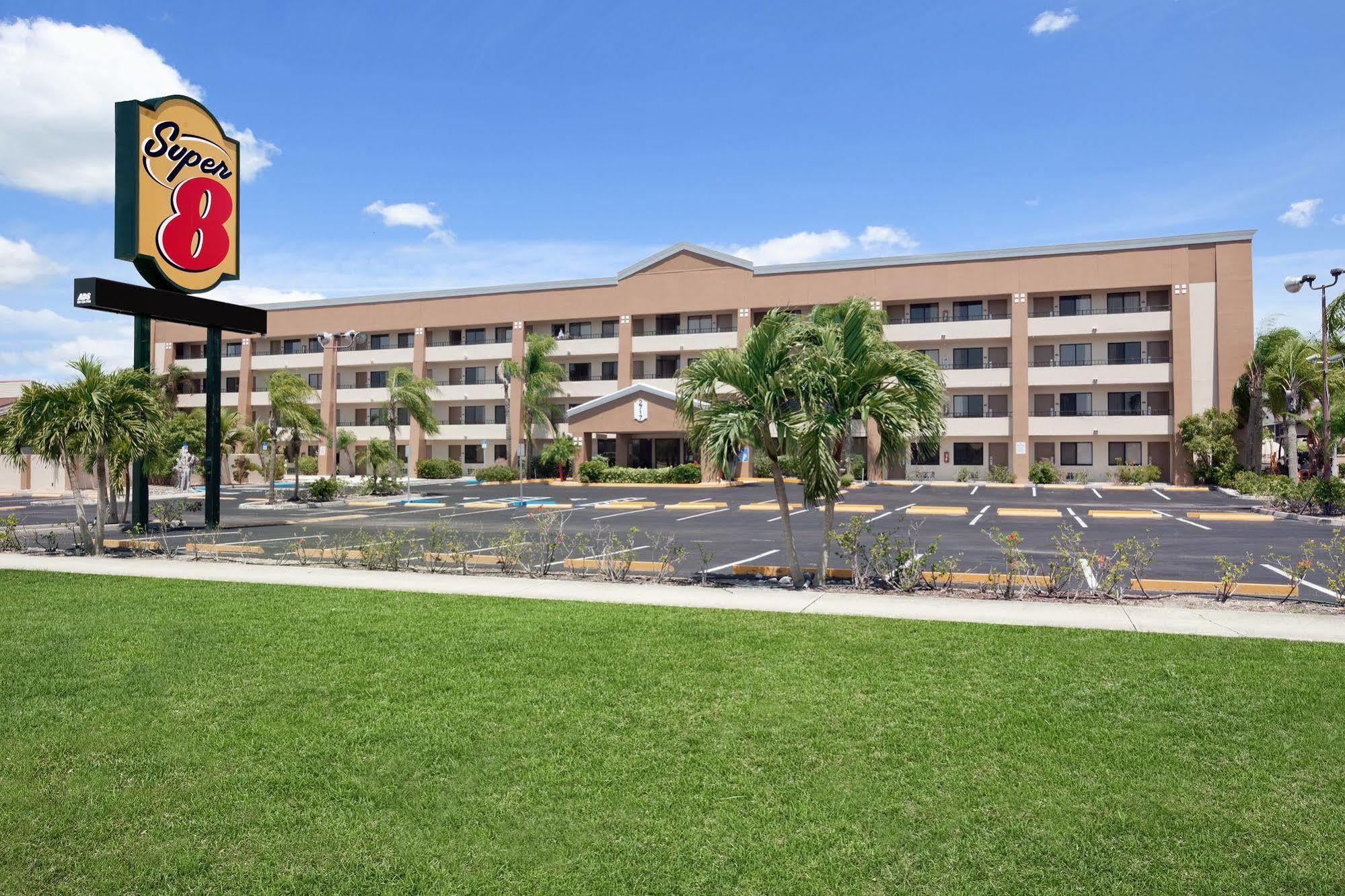 Super 8 By Wyndham Fort Myers Exterior foto
