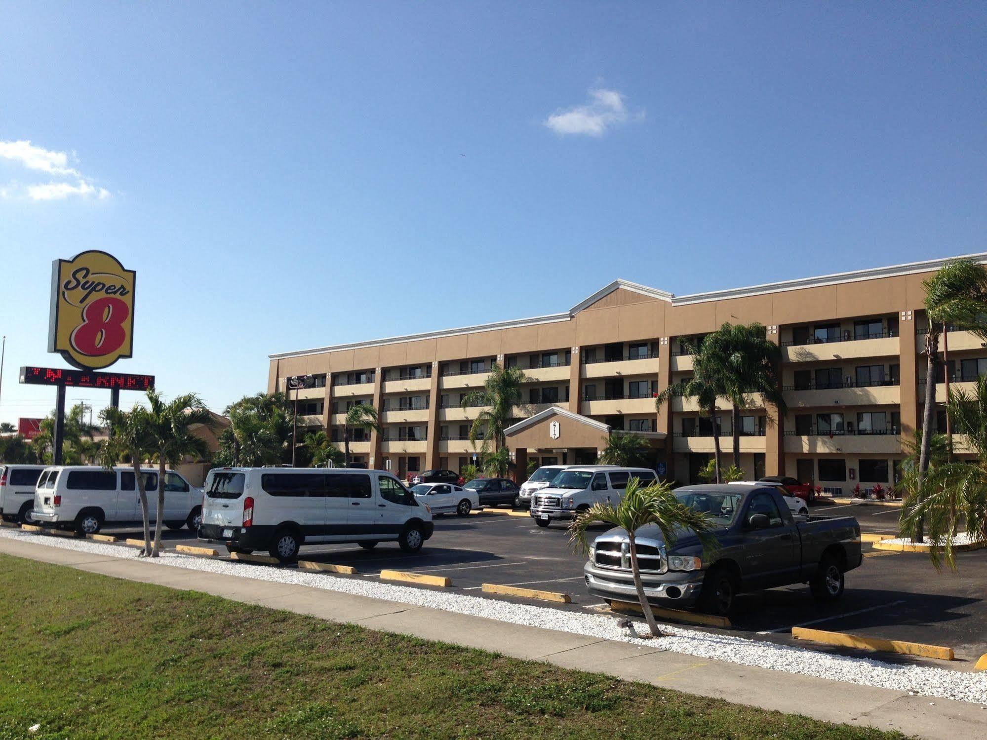 Super 8 By Wyndham Fort Myers Exterior foto