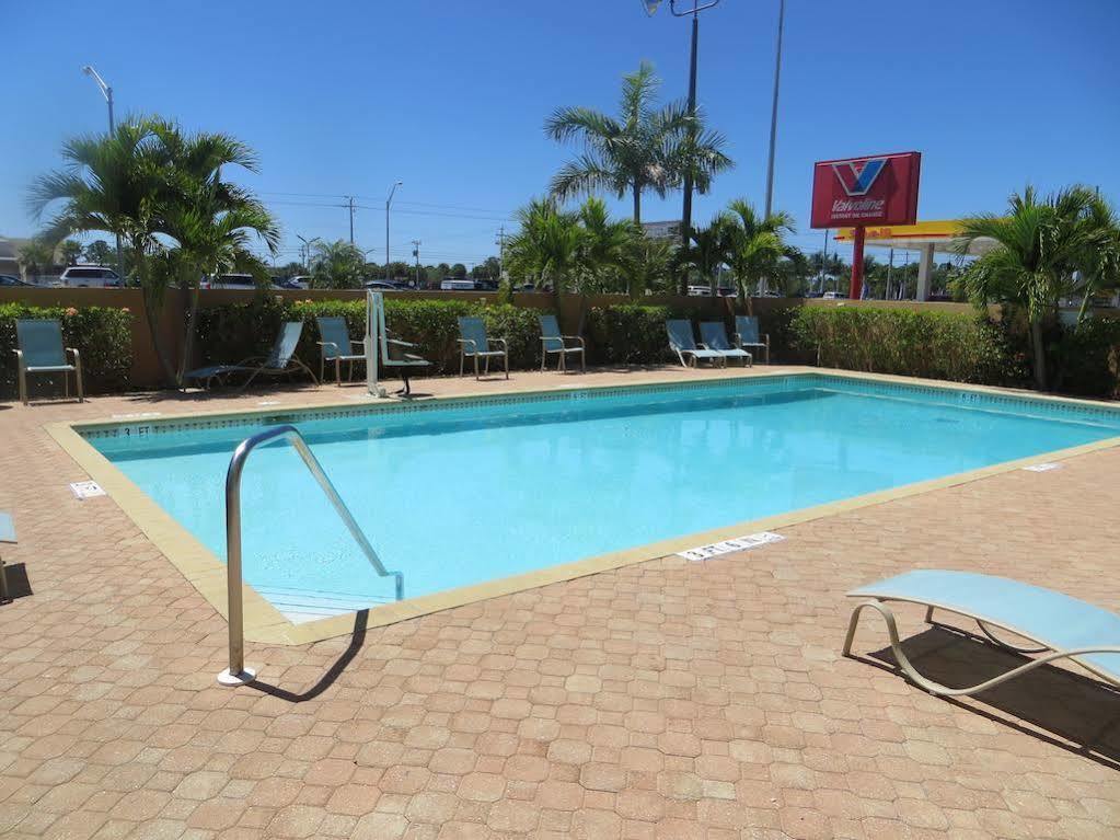 Super 8 By Wyndham Fort Myers Exterior foto